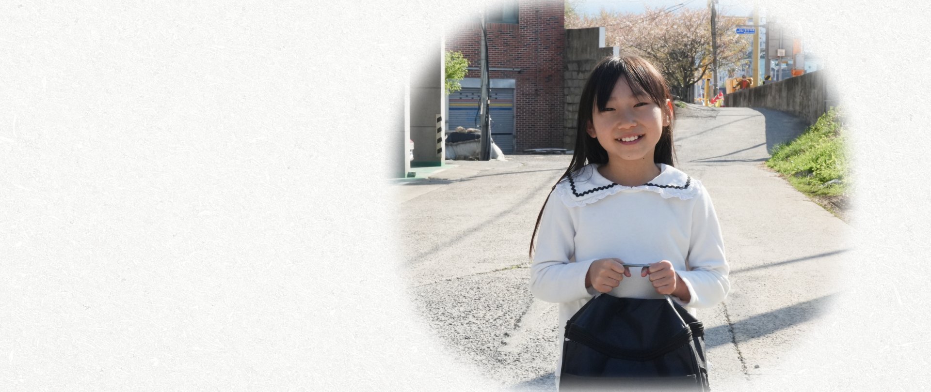 가방을 메고 등굣길을 걷는 아이